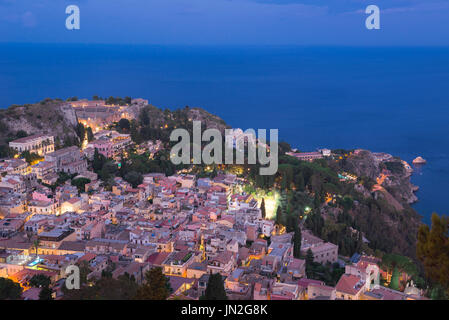 Taormina Sicilia, vista aerea al tramonto del centro storico di Taormina di notte, Sicilia. Foto Stock