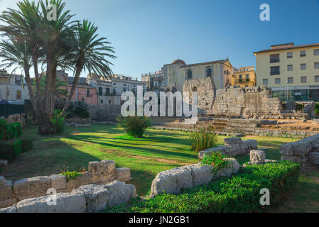 Siracusa Sicilia, resti del tempio greco di Apollo nel centro storico dell'isola di Ortigia, Siracusa, Sicilia. Foto Stock