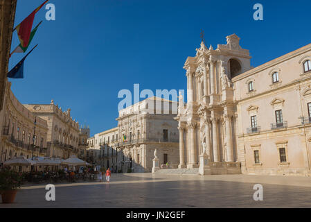 Sicilia barocca, vista della suggestiva cattedrale barocca e degli edifici circostanti in Piazza del Duomo sull'Isola di Ortigia, Siracusa, Sicilia. Foto Stock