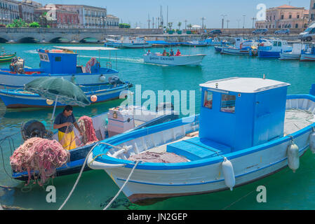 Barche da pesca siciliane, vista estiva di colorate barche da pesca ormeggiate nel porto di Siracusa, Sicilia. Foto Stock