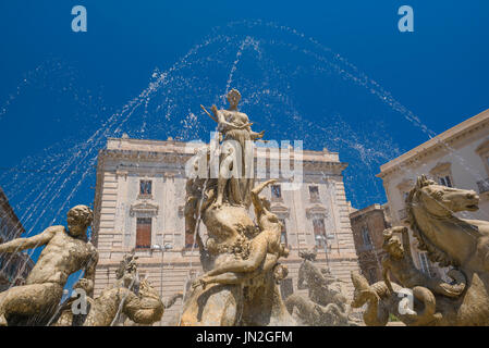 Sicilia Fontana barocca, vista in estate della storica Fontana di Artemide in Piazza Archimede a Ortigia, Siracusa, Sicilia. Foto Stock