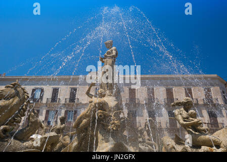 Siracusa Fontana di Sicilia, la famosa Fontana di Artemide nella storica Piazza Archimede di Ortigia, Siracusa, Sicilia. Foto Stock