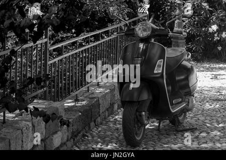 Lambretta Piaggio Vespa scooter moto la dolce vita arte cartolina Foto Stock