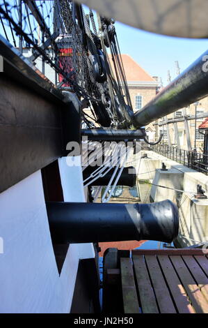 AJAXNETPHOTO. - 19Luglio, 2016. HARTLEPOOL, Inghilterra. - Storico MUSEO NAVALE - il restaurato XIX SECOLO fregata HMS TRINCOMALEE (EX T.S.FOUDROYANT, EX TRINCOMALEE.). Il Cannone e CHAINPLATES. foto:TONY HOLLAND/AJAX REF:DTH161907 32273 Foto Stock