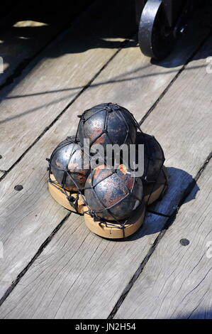 AJAXNETPHOTO. - 19Luglio, 2016. HARTLEPOOL, Inghilterra. - Storico MUSEO NAVALE - il restaurato XIX SECOLO fregata HMS TRINCOMALEE (EX T.S.FOUDROYANT, EX TRINCOMALEE.). Le palle di cannone. foto:TONY HOLLAND/AJAX REF:DTH161907 32298 Foto Stock