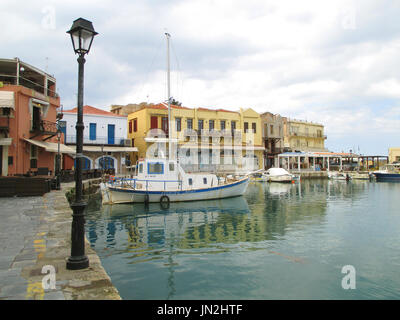 Passeggiata lungo il vecchio porto veneziano di Rethimno su Creta isola della Grecia Foto Stock