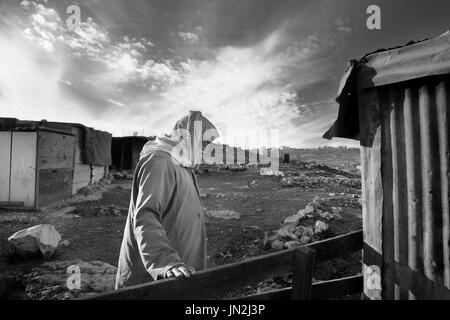 Palestinesi tribù beduina ad est di Gerusalemme, circa del dicembre 2013. Essi sostengono uno stile di vita nomade. Allevamento Caprino è la principale fonte di reddito per la c Foto Stock