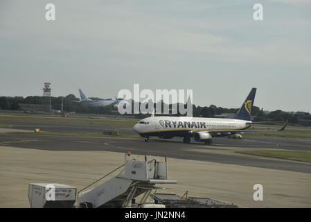 Ryanair Boeing 737 all'Aeroporto di Londra Gatwick Crawley Sussex England Regno Unito Foto Stock
