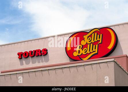 Digital Signage annuncia tours in Jelly Belly Candy Company nella factory di Fairfield, California, 7 giugno 2017. La fabbrica è una popolare destinazione turistica per viaggiatori passando attraverso la California del Nord. Foto Stock