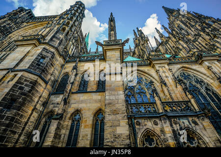 Esterno della Cattedrale di San Vito nella città europea di Praga nella Repubblica Ceca con finestre in vetro colorato e molte guglie. Foto Stock