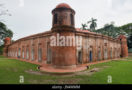 Esterno dell'UNESCO Shait Gumbad sessanta moschea a cupola, Bagerhat, Bangladesh Foto Stock