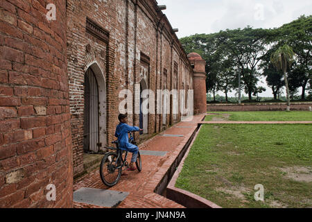 Esterno dell'UNESCO Shait Gumbad sessanta moschea a cupola, Bagerhat, Bangladesh Foto Stock