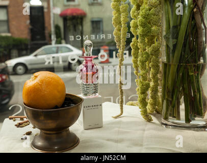 New York, NY USA - Luglio 28, 2017: Profumo Curio Noir dalla Nuova Zelanda marca Curionoir sul display al grande Eros store su Wythe street a Williamsburg Foto Stock