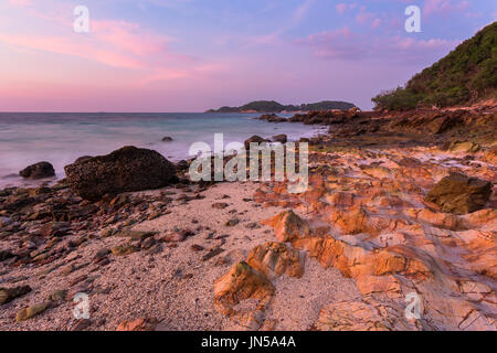 Twilight time sulla bella spiaggia dell'isola Foto Stock