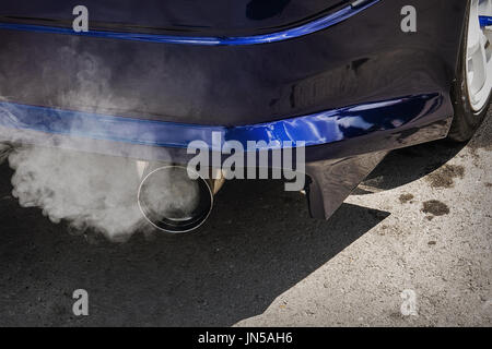 I fumi di combustione in uscita delle auto della tubazione di scarico Foto Stock