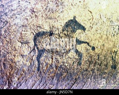 Abstract i figli d'arte nella grotta di pietra arenaria. Il nero di carbonio di vernice cavalli sulla parete di pietra arenaria, copia di immagine preistorica. Foto Stock