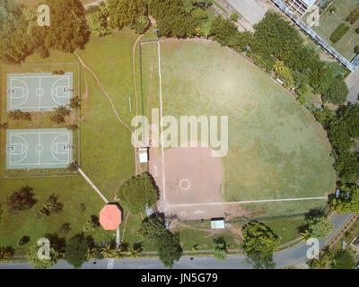 Sport diverso campo verde antenna fuco vista sulla soleggiata giornata di luce Foto Stock