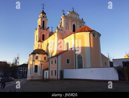 Santa Caterina chiesa nella città vecchia di Vilnius, Lituania. Al tramonto Foto Stock