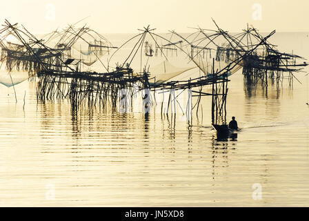 Grande rete da pesca e il pescatore al Golfo di Tailandia Foto Stock