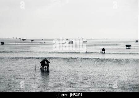 Fisherman's capanne in mare blu della Thailandia, le capanne sono ricostruite per il soggiorno per una notte per monitorare le loro aziende in mare. Foto Stock