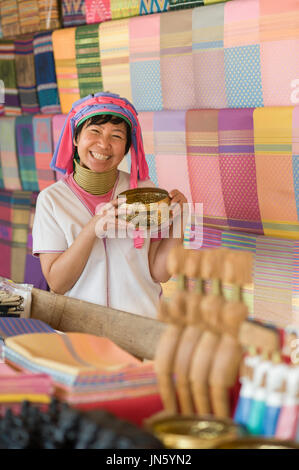 Immagine Di Donna sorridente che indossa il costume tradizionale delle tribù della collina "Karen lungo collo' Foto Stock