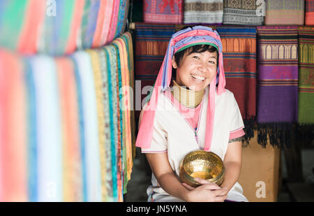 Immagine Di Donna sorridente che indossa il costume tradizionale delle tribù della collina "Karen lungo collo' Foto Stock