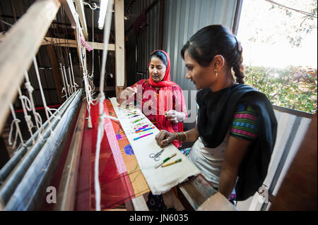 AURANGABAD, India - 31 DIC 2016: persone che fanno la seta colorata tessuto di filato da Indian telaio di tessitura, utilizzando il vecchio Himroo Paithani e tecnica di tessitura. Foto Stock