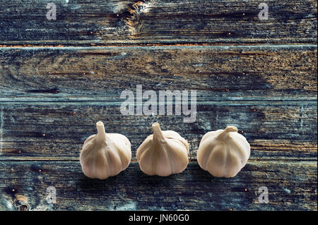 Aglio su vintage blu marrone legno colore sfondo texture Foto Stock