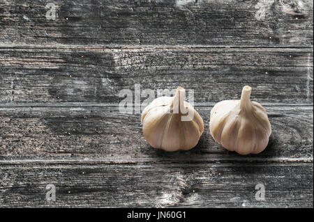 Aglio sul marrone vintage legno colore sfondo texture Foto Stock
