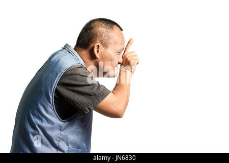 Ritratto di un anziano uomo asiatico nella posa di Kung Fu fighter. Isolato su sfondo bianco con copia spazio e tracciato di ritaglio Foto Stock