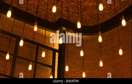 Antiquariato decorativi in stile edison lampadine contro un muro di mattoni sfondo Foto Stock