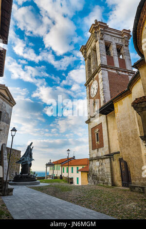 Sacro Monte di Varese (Santa Maria del Monte), borgo medievale, Italia - la piccola piazza di fronte alla chiesa del caratteristico e antico borgo Foto Stock