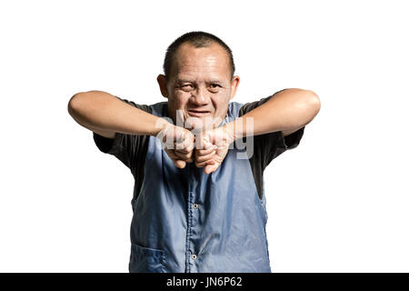 Ritratto di un anziano uomo asiatico nella posa di Kung Fu fighter. Isolato su sfondo bianco con copia spazio e tracciato di ritaglio Foto Stock