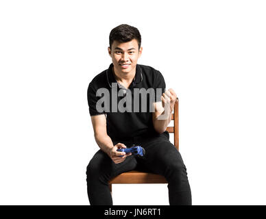 Ritratto di un uomo asiatico con joystick per riprodurre video giochi. Isolato su sfondo bianco con copia spazio e tracciato di ritaglio Foto Stock