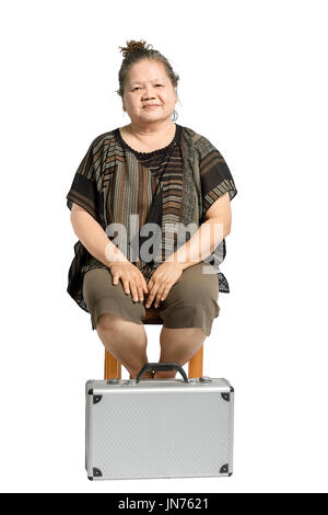 Ritratto di una donna matura seduta con sacchetto. Isolato su sfondo bianco con tracciato di ritaglio Foto Stock