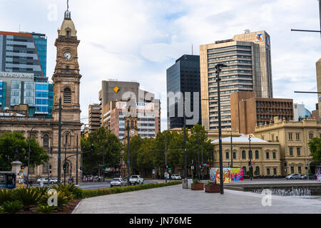 Adelaide skyline della città visto da Victoria Square. Il South Australia. Foto Stock