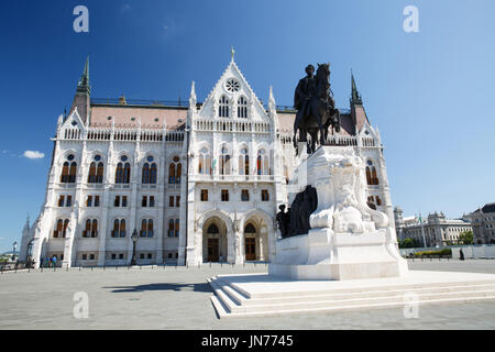 Statua equestre in bronzo del conte Gyula Andrassy accanto al parlamento ungherese edificio - uno dei più antichi d'Europa edifici legislativa. Budapest Foto Stock