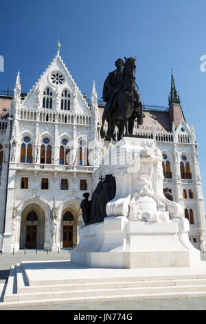 Statua del conte Gyula Andrassy - Primo Ministro ungherese, vicino al parlamento ungherese edificio in Budapest Foto Stock