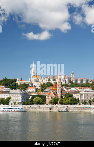 Vista del lato di Buda di Budapest in una giornata di sole dal fiume Danubio. Ungheria Foto Stock