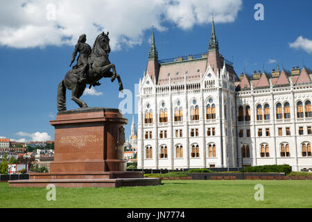 Statua equestre di Francesco II Rakoczi contro lo sfondo dell'edificio del parlamento a Budapest. Ungheria Foto Stock