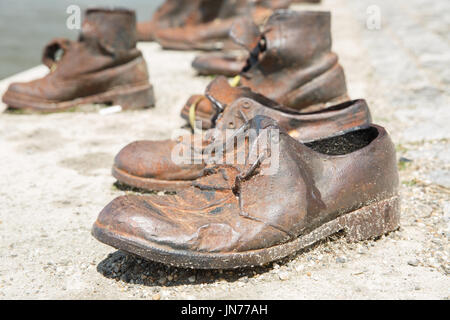 Monumento alle vittime dell'Olocausto. Scarpe uomo close-up sulle rive del Danubio. Budapest, Ungheria Foto Stock