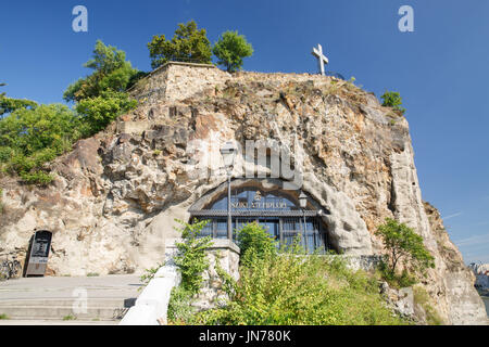 Ingresso al tempio dell'ordine Paolino in roccia alla Collina di Gellert Budapest. Ungheria Foto Stock