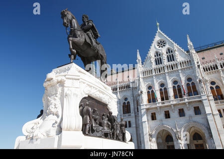 Statua equestre del conte Gyula Andrassy sul lato sud dell'edificio del Parlamento di close-up. Budapest, Ungheria Foto Stock
