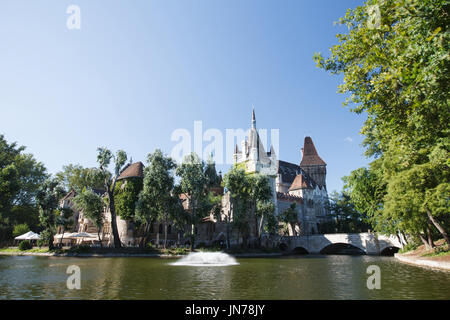 Castello di Vajdahunyad vista dal lago. Budapest, Ungheria Foto Stock