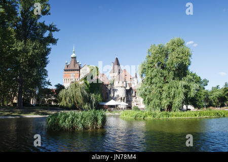 Il Castello di Vajdahunyad, Budapest città principale parco. Ungheria Foto Stock