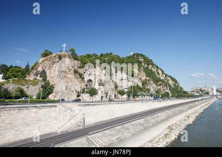 La Grotta chiesa sulla Collina di Gellert Budapest, Ungheria. Vista sul fiume Danubio. Foto Stock