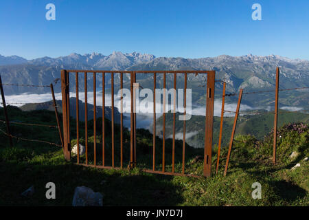 La mattina presto guardando attraverso un cancello verso il Parco Nazionale di Picos de Europa, Massiccio centrale, Picu Urriellu, Naranjo de Bulnes, Torre Cerredo Foto Stock