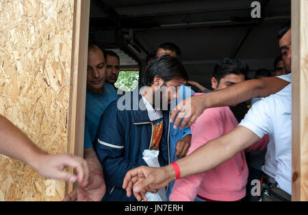 Passau, Germania - 1 agosto 2015: siriana profughi in attesa per la registrazione in un campo di rifugiati in Passau, Germania Foto Stock