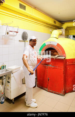 Firenze, Italia - 15 Ottobre 2016: Chef preparare la pizza in forno a pizzeria, Firenze, Toscana, Italia. Foto Stock