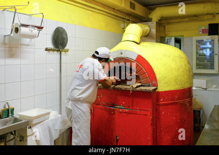 Firenze, Italia - 15 Ottobre 2016: Chef preparare la pizza in forno a pizzeria in Firenze, Toscana, Italia. Foto Stock